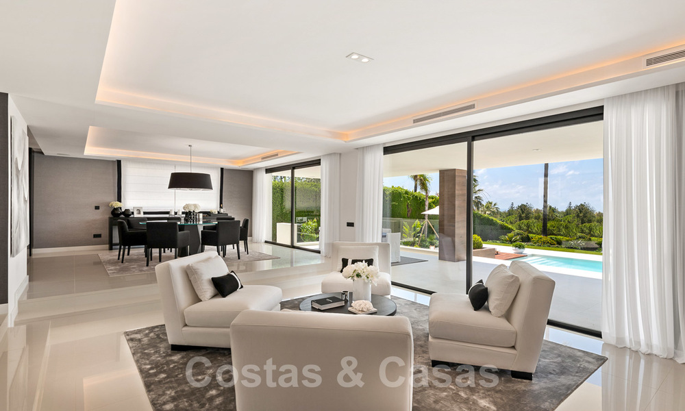 Spectaculaire moderne designer villa te koop, eerstelijns golf in Nueva Andalucia, Marbella 27250