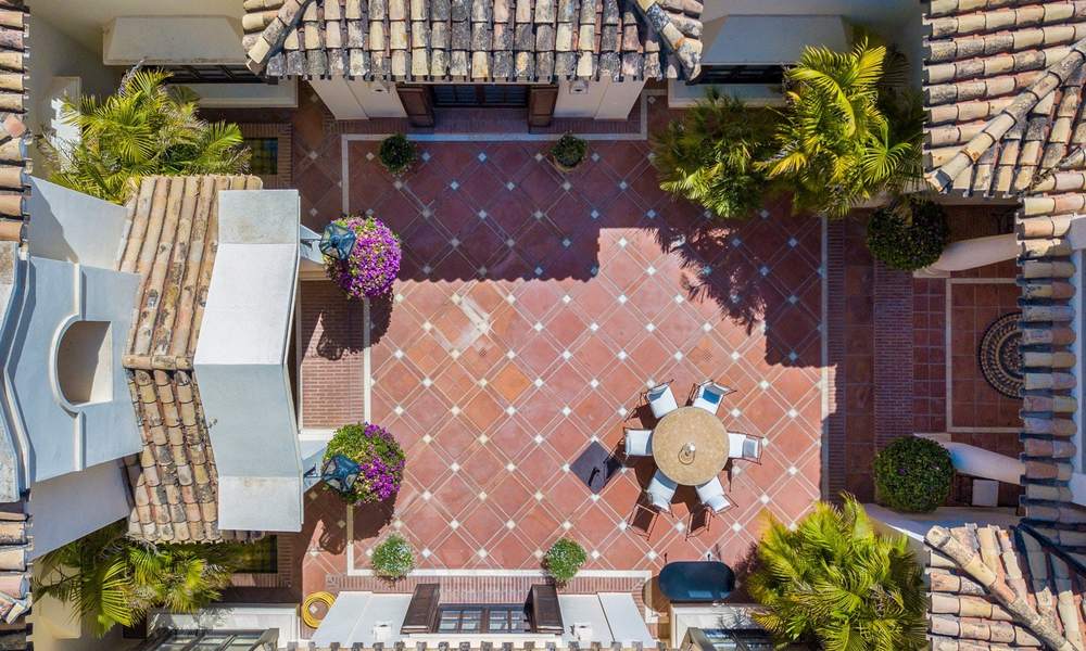 Traditioneel klassiek-mediterrane luxe villa te koop met prachtig zeezicht in een gated community op de Golden Mile, Marbella 27266