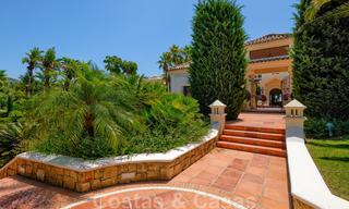 Traditioneel klassiek-mediterrane luxe villa te koop met prachtig zeezicht in een gated community op de Golden Mile, Marbella 27283 