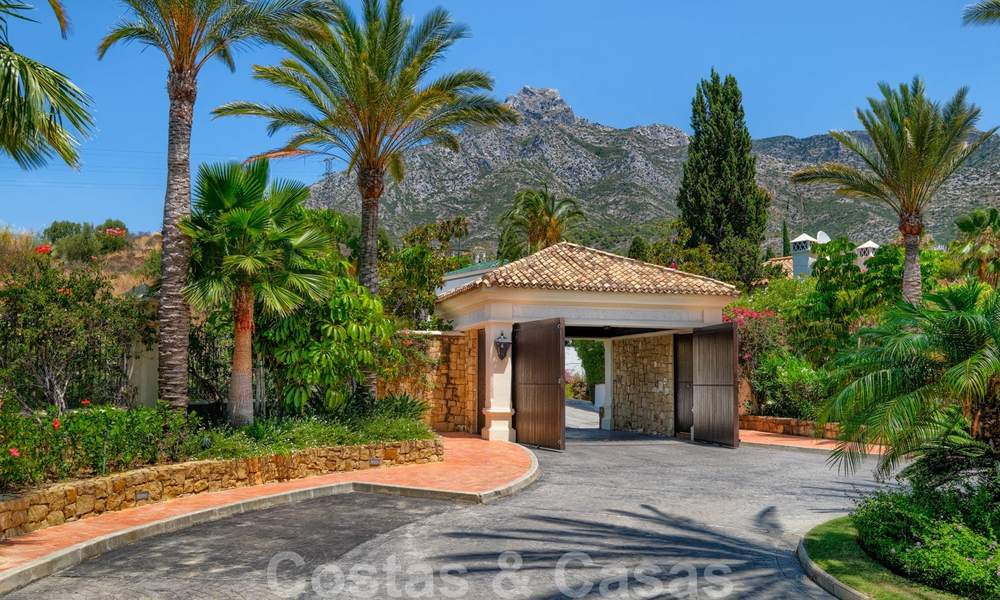 Traditioneel klassiek-mediterrane luxe villa te koop met prachtig zeezicht in een gated community op de Golden Mile, Marbella 27284