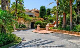 Traditioneel klassiek-mediterrane luxe villa te koop met prachtig zeezicht in een gated community op de Golden Mile, Marbella 27286 