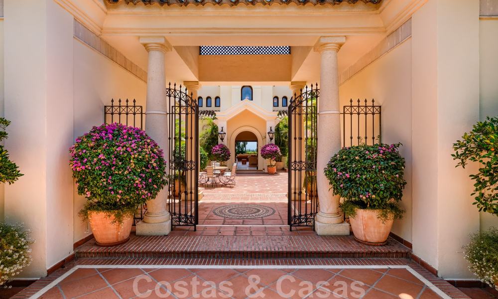 Traditioneel klassiek-mediterrane luxe villa te koop met prachtig zeezicht in een gated community op de Golden Mile, Marbella 27287