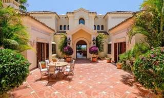 Traditioneel klassiek-mediterrane luxe villa te koop met prachtig zeezicht in een gated community op de Golden Mile, Marbella 27288 