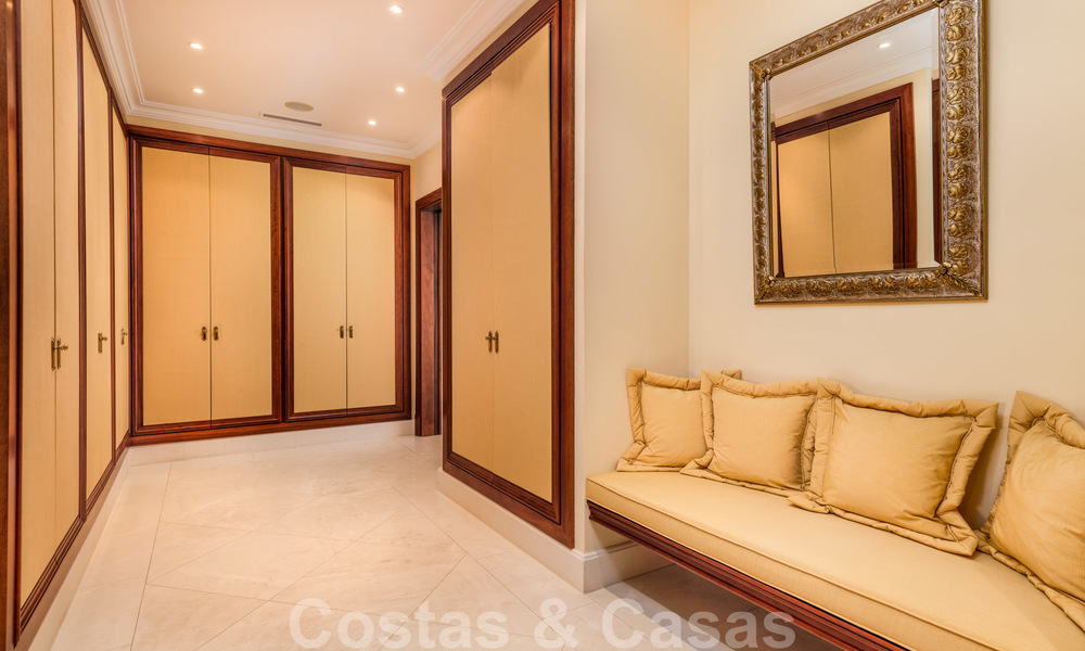 Traditioneel klassiek-mediterrane luxe villa te koop met prachtig zeezicht in een gated community op de Golden Mile, Marbella 27293