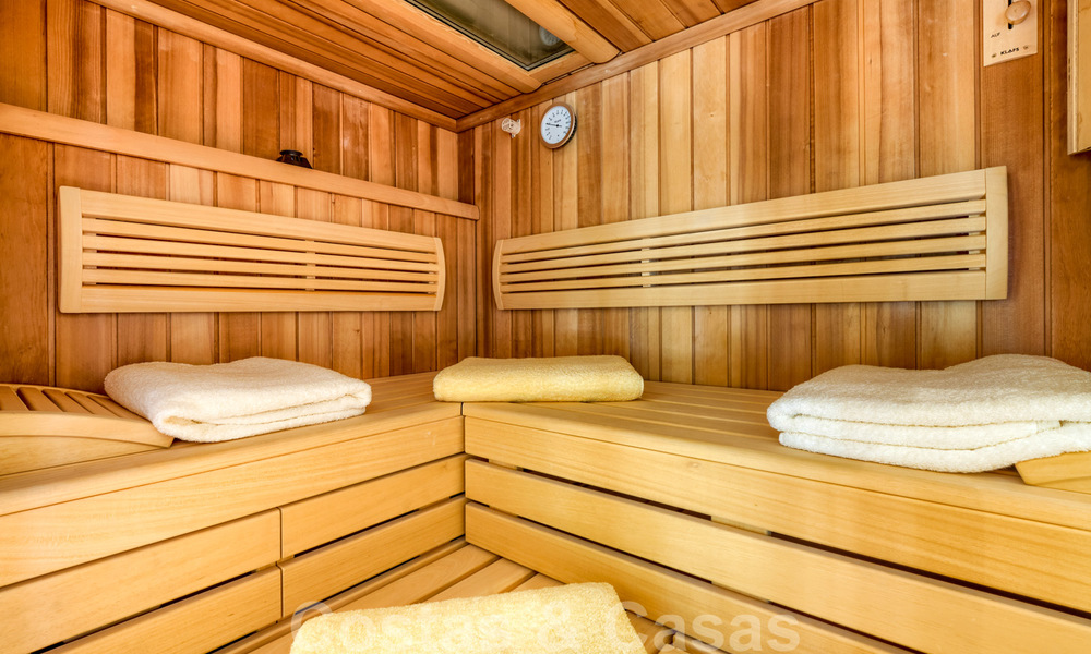 Traditioneel klassiek-mediterrane luxe villa te koop met prachtig zeezicht in een gated community op de Golden Mile, Marbella 27306