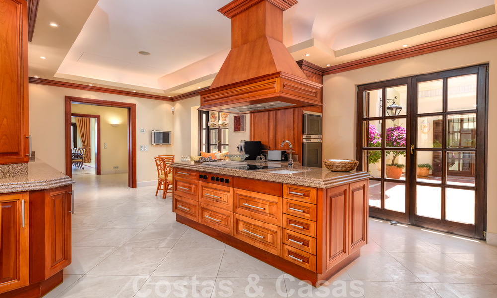 Traditioneel klassiek-mediterrane luxe villa te koop met prachtig zeezicht in een gated community op de Golden Mile, Marbella 27308