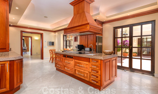 Traditioneel klassiek-mediterrane luxe villa te koop met prachtig zeezicht in een gated community op de Golden Mile, Marbella 27308 