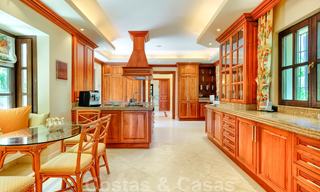 Traditioneel klassiek-mediterrane luxe villa te koop met prachtig zeezicht in een gated community op de Golden Mile, Marbella 27312 