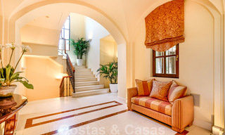 Traditioneel klassiek-mediterrane luxe villa te koop met prachtig zeezicht in een gated community op de Golden Mile, Marbella 27313 