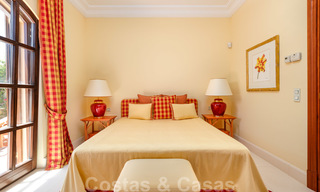 Traditioneel klassiek-mediterrane luxe villa te koop met prachtig zeezicht in een gated community op de Golden Mile, Marbella 27323 