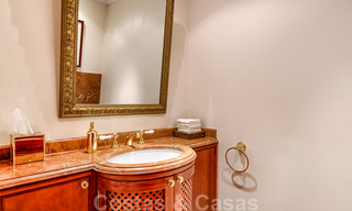 Traditioneel klassiek-mediterrane luxe villa te koop met prachtig zeezicht in een gated community op de Golden Mile, Marbella 27328 
