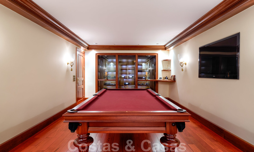 Traditioneel klassiek-mediterrane luxe villa te koop met prachtig zeezicht in een gated community op de Golden Mile, Marbella 27329