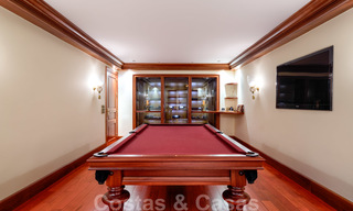 Traditioneel klassiek-mediterrane luxe villa te koop met prachtig zeezicht in een gated community op de Golden Mile, Marbella 27329 