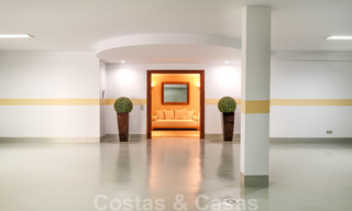 Traditioneel klassiek-mediterrane luxe villa te koop met prachtig zeezicht in een gated community op de Golden Mile, Marbella 27331 