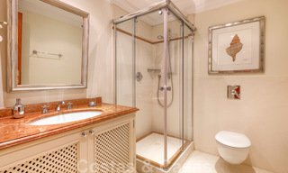 Traditioneel klassiek-mediterrane luxe villa te koop met prachtig zeezicht in een gated community op de Golden Mile, Marbella 27333 