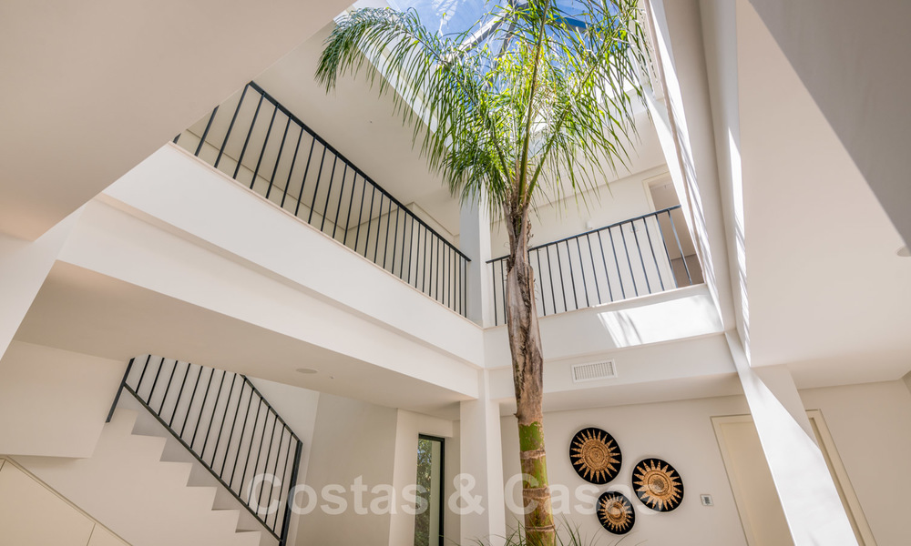 Instapklare hedendaagse mediterrane villa met zeezicht te koop op korte wandelafstand van het strand en alle voorzieningen, beachside Elviria te Marbella 27527