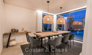 Instapklare hedendaagse mediterrane villa met zeezicht te koop op korte wandelafstand van het strand en alle voorzieningen, beachside Elviria te Marbella 27528 