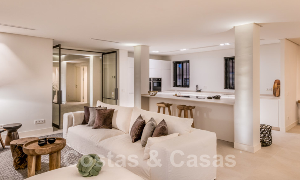 Instapklare hedendaagse mediterrane villa met zeezicht te koop op korte wandelafstand van het strand en alle voorzieningen, beachside Elviria te Marbella 27532