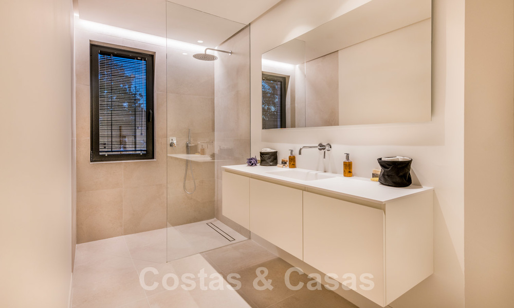 Instapklare hedendaagse mediterrane villa met zeezicht te koop op korte wandelafstand van het strand en alle voorzieningen, beachside Elviria te Marbella 27534