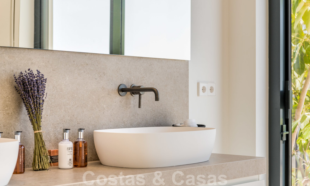 Instapklare hedendaagse mediterrane villa met zeezicht te koop op korte wandelafstand van het strand en alle voorzieningen, beachside Elviria te Marbella 27539