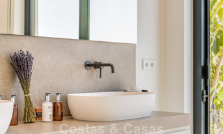 Instapklare hedendaagse mediterrane villa met zeezicht te koop op korte wandelafstand van het strand en alle voorzieningen, beachside Elviria te Marbella 27539 