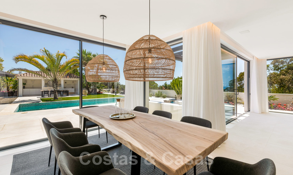 Instapklare hedendaagse mediterrane villa met zeezicht te koop op korte wandelafstand van het strand en alle voorzieningen, beachside Elviria te Marbella 27541