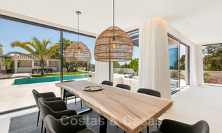 Instapklare hedendaagse mediterrane villa met zeezicht te koop op korte wandelafstand van het strand en alle voorzieningen, beachside Elviria te Marbella 27541 