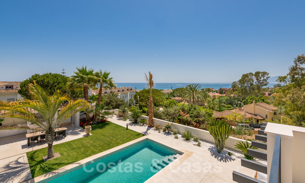 Instapklare hedendaagse mediterrane villa met zeezicht te koop op korte wandelafstand van het strand en alle voorzieningen, beachside Elviria te Marbella 27542