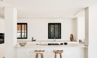 Instapklare hedendaagse mediterrane villa met zeezicht te koop op korte wandelafstand van het strand en alle voorzieningen, beachside Elviria te Marbella 27547 