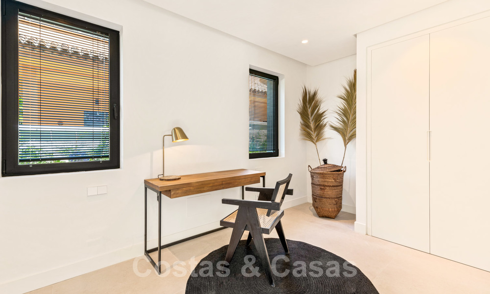 Instapklare hedendaagse mediterrane villa met zeezicht te koop op korte wandelafstand van het strand en alle voorzieningen, beachside Elviria te Marbella 27555