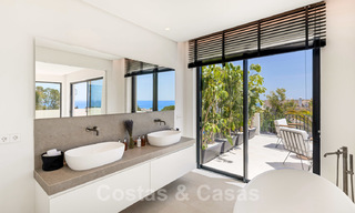 Instapklare hedendaagse mediterrane villa met zeezicht te koop op korte wandelafstand van het strand en alle voorzieningen, beachside Elviria te Marbella 27556 