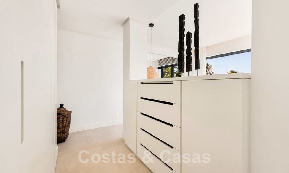 Instapklare hedendaagse mediterrane villa met zeezicht te koop op korte wandelafstand van het strand en alle voorzieningen, beachside Elviria te Marbella 27557