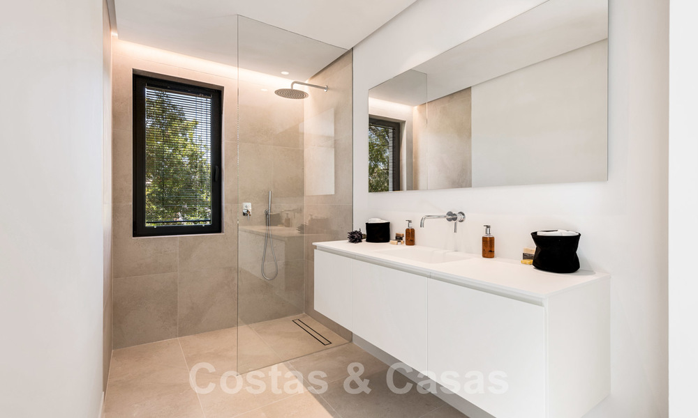 Instapklare hedendaagse mediterrane villa met zeezicht te koop op korte wandelafstand van het strand en alle voorzieningen, beachside Elviria te Marbella 27558