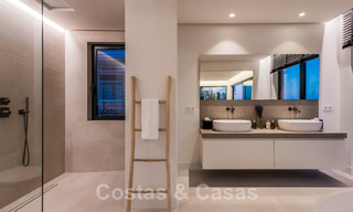 Instapklare hedendaagse mediterrane villa met zeezicht te koop op korte wandelafstand van het strand en alle voorzieningen, beachside Elviria te Marbella 27560 