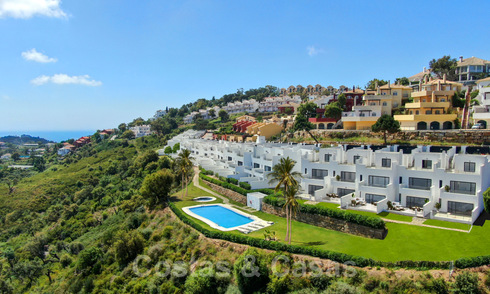 Nieuwe moderne huizen te koop met panoramisch berg- en zeezicht in een urbanisatie te midden de natuur in Marbella Oost 27574