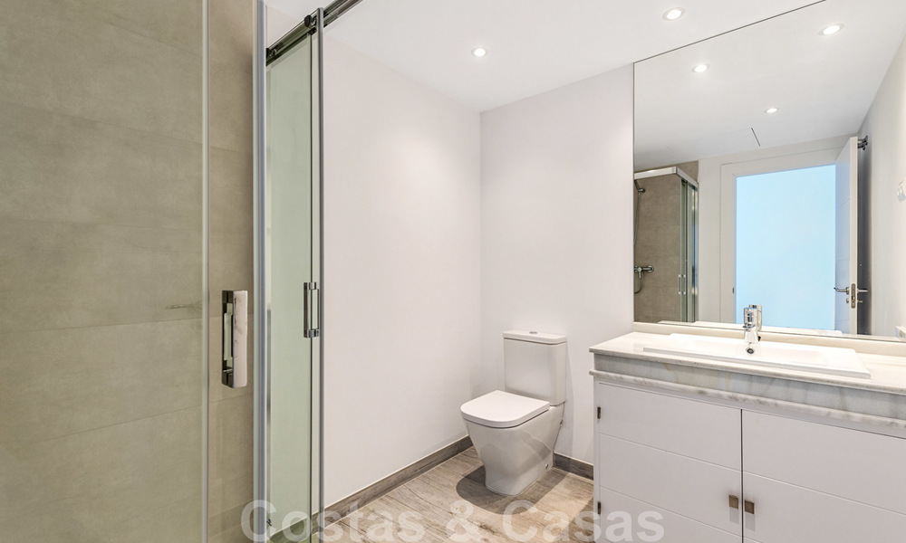 Nieuwe moderne huizen te koop met panoramisch berg- en zeezicht in een urbanisatie te midden de natuur in Marbella Oost 27578