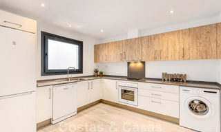 Nieuwe moderne huizen te koop met panoramisch berg- en zeezicht in een urbanisatie te midden de natuur in Marbella Oost 27580 