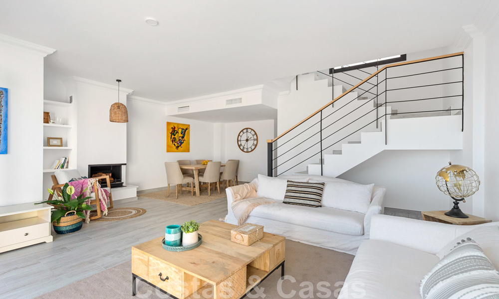 Nieuwe moderne huizen te koop met panoramisch berg- en zeezicht in een urbanisatie te midden de natuur in Marbella Oost 27582