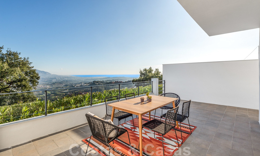 Nieuwe moderne huizen te koop met panoramisch berg- en zeezicht in een urbanisatie te midden de natuur in Marbella Oost 27587
