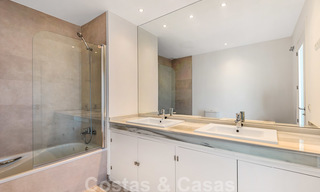 Nieuwe moderne huizen te koop met panoramisch berg- en zeezicht in een urbanisatie te midden de natuur in Marbella Oost 27590 