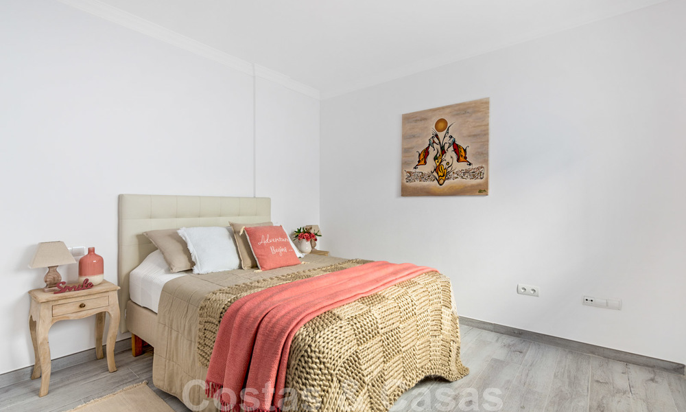 Nieuwe moderne huizen te koop met panoramisch berg- en zeezicht in een urbanisatie te midden de natuur in Marbella Oost 27592