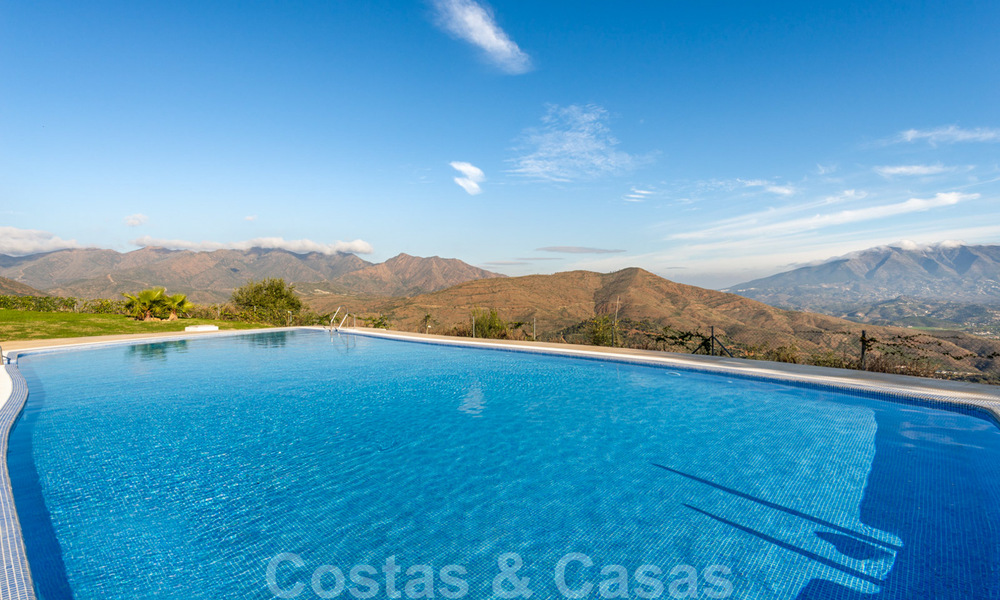 Nieuwe moderne huizen te koop met panoramisch berg- en zeezicht in een urbanisatie te midden de natuur in Marbella Oost 27593