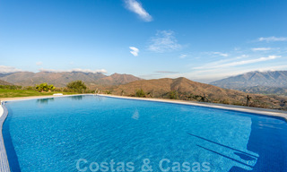 Nieuwe moderne huizen te koop met panoramisch berg- en zeezicht in een urbanisatie te midden de natuur in Marbella Oost 27593 