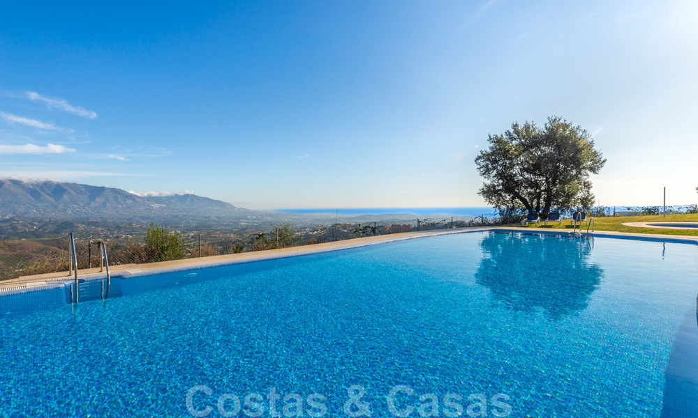 Nieuwe moderne huizen te koop met panoramisch berg- en zeezicht in een urbanisatie te midden de natuur in Marbella Oost 27594