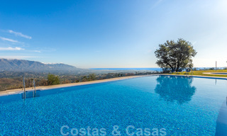 Nieuwe moderne huizen te koop met panoramisch berg- en zeezicht in een urbanisatie te midden de natuur in Marbella Oost 27594 