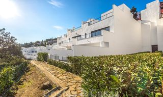 Nieuwe moderne huizen te koop met panoramisch berg- en zeezicht in een urbanisatie te midden de natuur in Marbella Oost 27596 