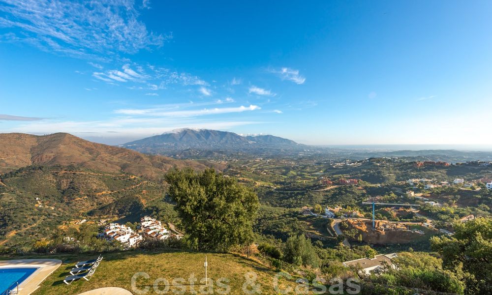 Nieuwe moderne huizen te koop met panoramisch berg- en zeezicht in een urbanisatie te midden de natuur in Marbella Oost 27598