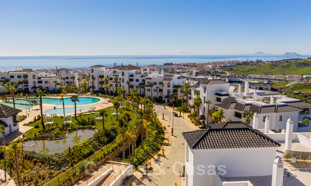 Nieuwe moderne appartementen met panoramisch berg- en zeezicht te koop in de heuvels van Estepona, dichtbij de stad 27743