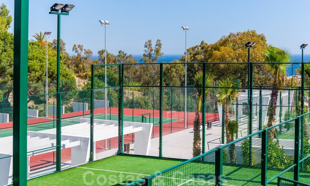 Nieuwe moderne appartementen met panoramisch berg- en zeezicht te koop in de heuvels van Estepona, dichtbij de stad 27752