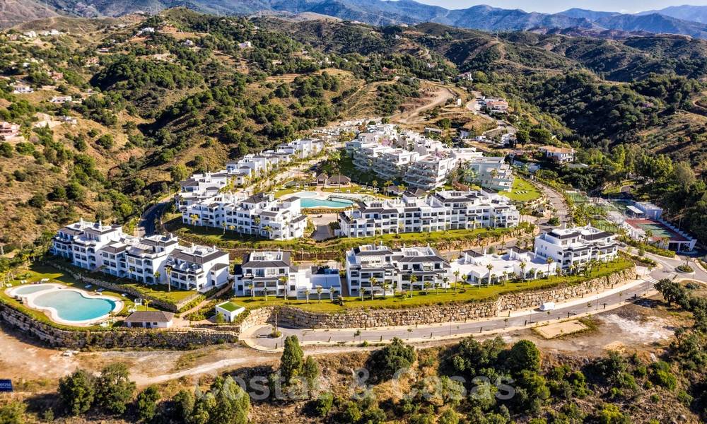 Nieuwe moderne appartementen met talrijke voorzieningen en panoramisch zeezicht te koop dichtbij de stad Estepona 27889